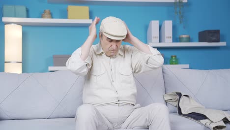 Ein-Pensionierter-älterer-Mann-Mit-Einem-Bandscheibenvorfall-Hat-Schmerzen-Und-Schmerzen-Im-Unteren-Rückenbereich.
